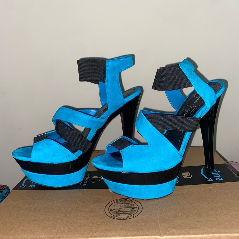 heels - Picture 2 of 6